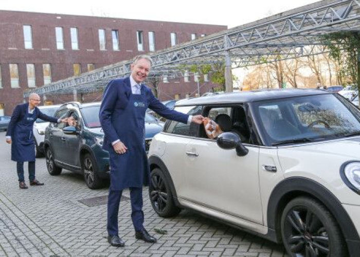 Speciale oliebollen drive thru, de eindejaarsactie van de Vrienden van Meander